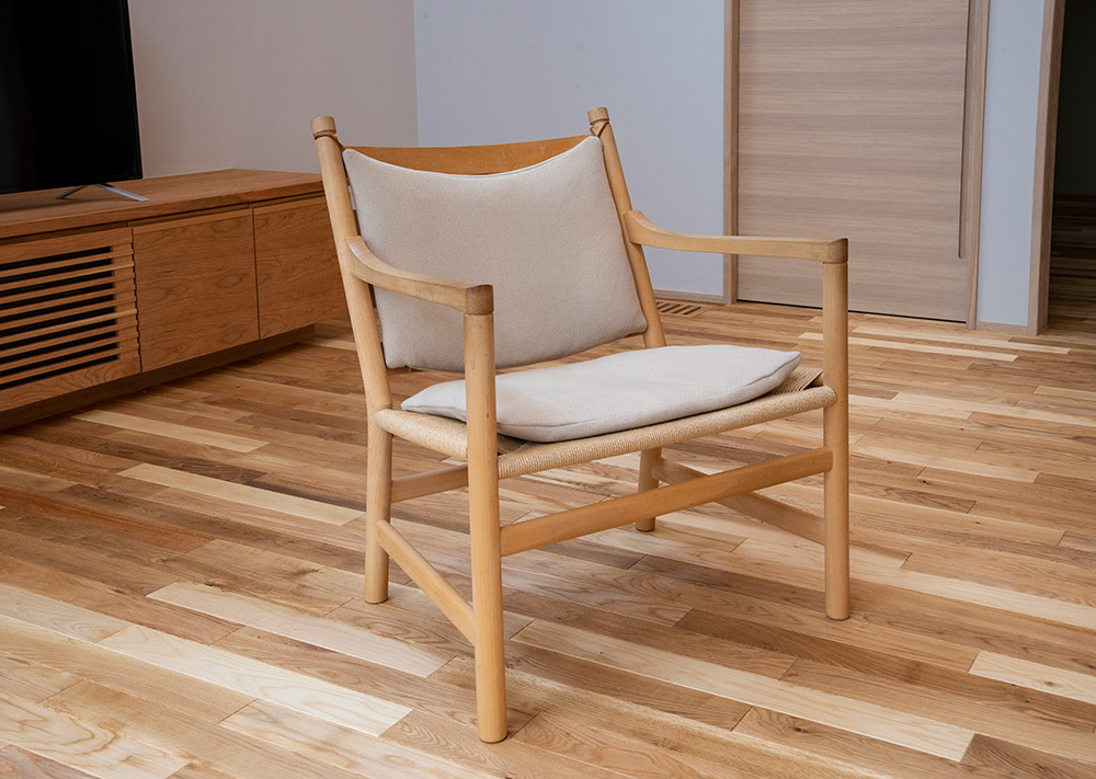 極上のくつろぎ時間をくれるチェア 〜 CH44 ラウンジチェア | 取材先で