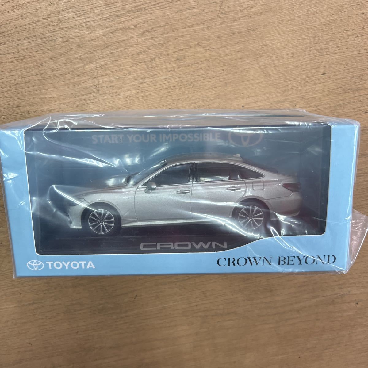 トヨタ クラウン ミニカー CROWN BEYOND プレシャスシルバー 1/30