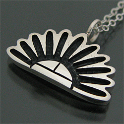 ホピ族 Howard Dennis 1/2サンフェイス オーバーレイ ネックレス