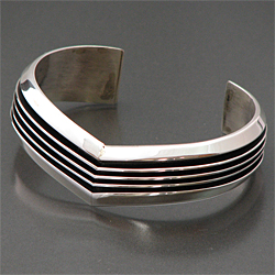 ナバホ族 Tom Hawk/トム・ホーク V字型 バングル 【送料無料】