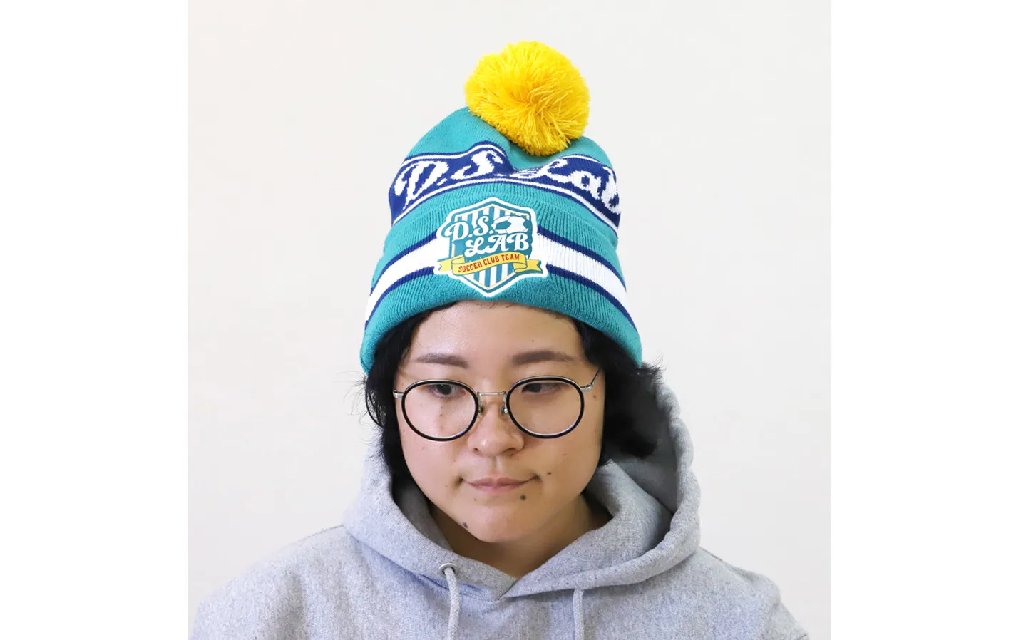 ポンポン付きニット帽 | オリジナルグッズ・ノベルティ製作ならラブエンタ