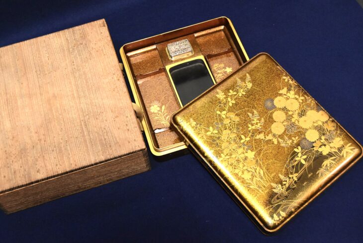 金梨地 菊蒔絵硯箱』 買取価格相場｜骨董品買取 緑和堂