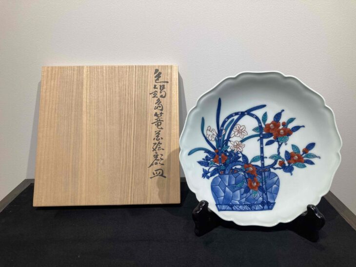 十三代今右衛門 作『色鍋島篭花絵額皿』 ｜骨董品買取 緑和堂