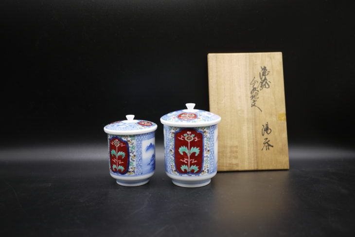 十三代 酒井田柿右衛門 作『染錦 山水地紋 湯呑』 ｜骨董品買取 緑和堂