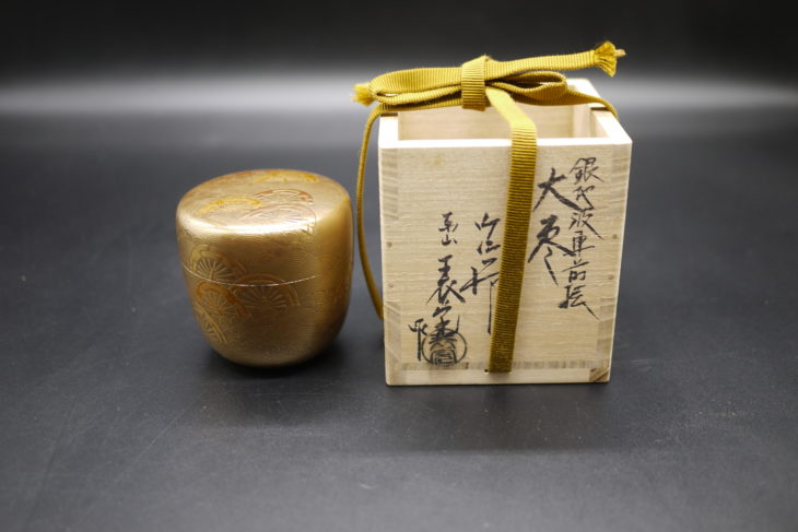 川瀬 表完 作『銀地 波車前絵 大棗』 ｜骨董品買取 緑和堂