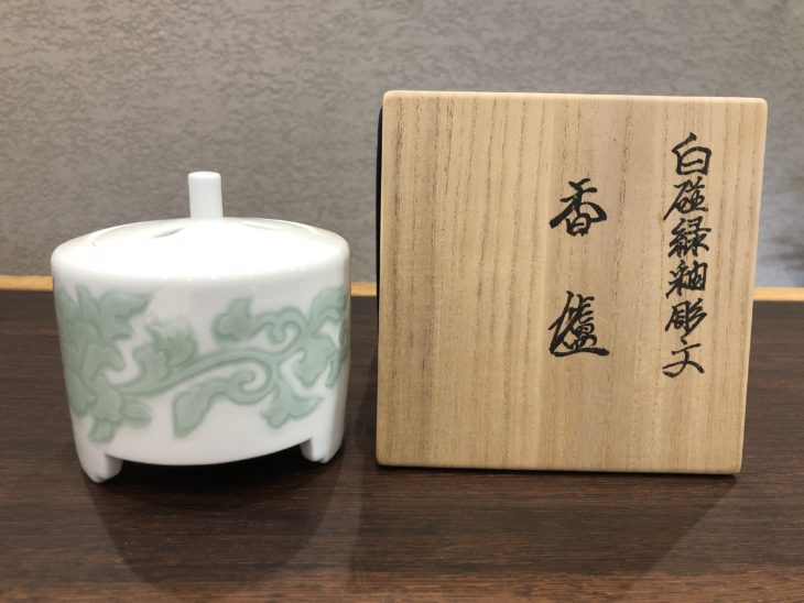 松阪市にて、井上 萬二 作『白磁緑釉彫文 香櫨』 ｜骨董品買取 緑和堂