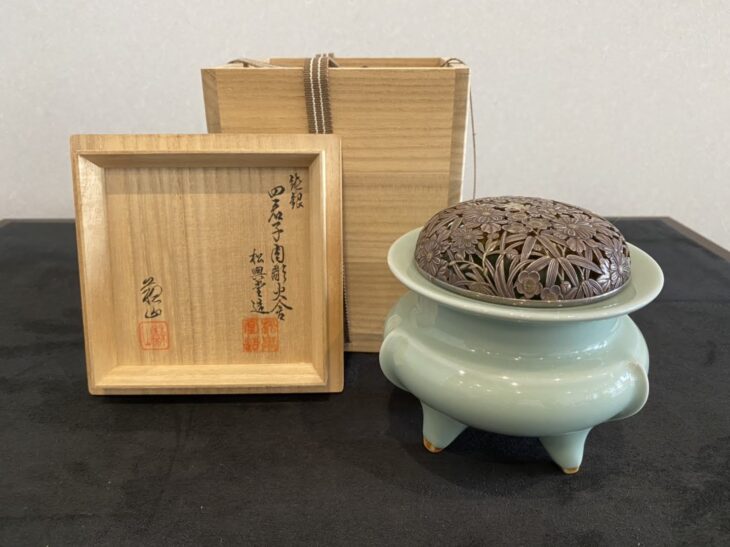 諏訪蘇山作 香炉 青磁 袴腰 三足香炉 純銀 花刻透し火屋 信幸造 諏訪蘇