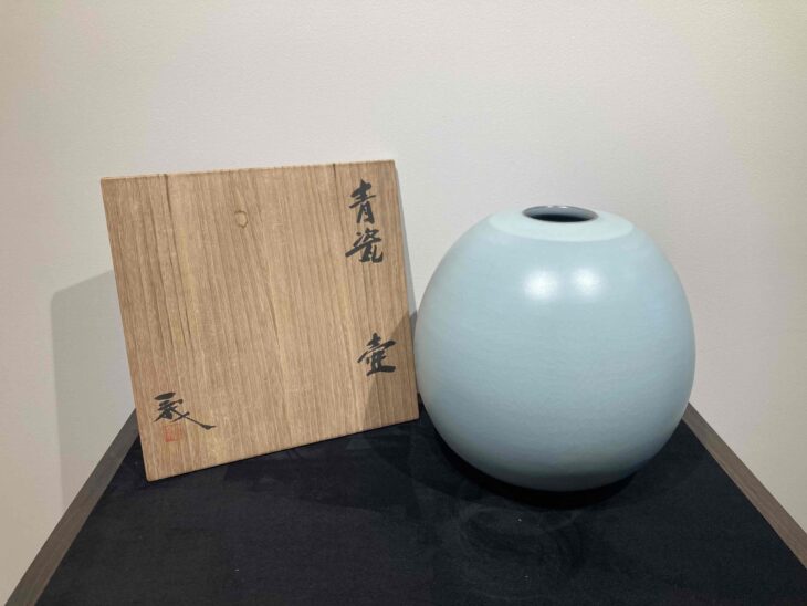 鈴木三成 作 『青瓷壺』 ｜骨董品買取 緑和堂