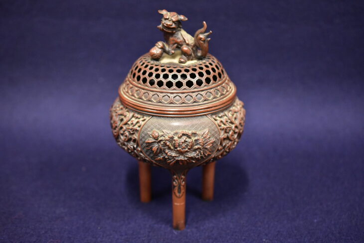 佐野宏采作 『玉乗り獅子 牡丹唐草 香炉』 ｜骨董品買取 緑和堂