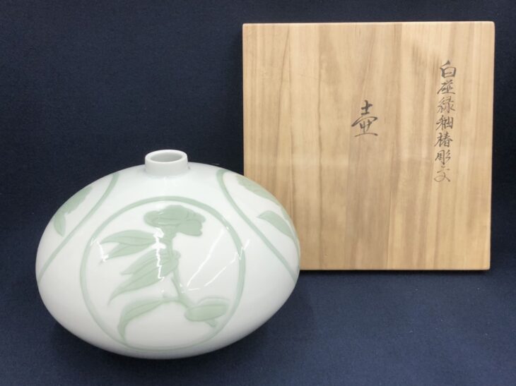井上萬二『白磁緑釉椿彫文 壺』 ｜骨董品買取 緑和堂