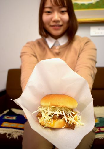 両丹日日新聞：テイクアウトで人気「鬼喰うバーガー」 豚肉や煮卵など