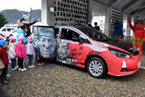 両丹日日新聞：鬼のまち大江を“鬼”が走る 「鬼タク」特別仕様車 | ニュース