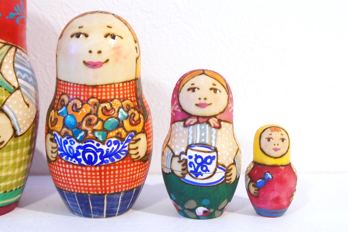 ドゥビニッチ作 ウッドバーニング・マトリョーシカ 5ピース ＜楽しい