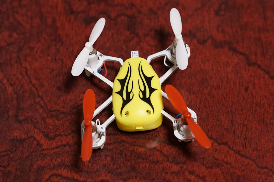 ワンコインボディ”の超小型ドローンを試してみた、室内でも気軽に飛行