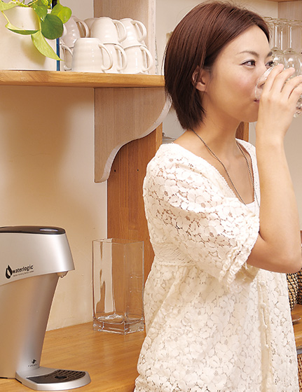 Edge（エッジ）シルバー | 卓上・ポット型UV浄水器 ｜ ウォーターロジック