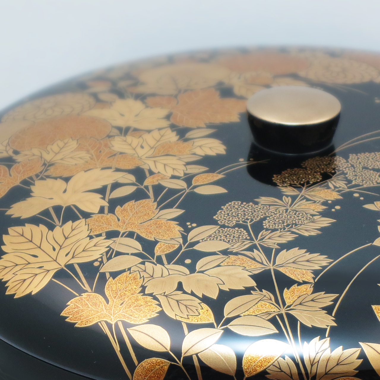 秋草蒔絵 蓋付菓子器 | WORKS | 輪島塗の老舗 輪島屋善仁 | Wajimaya Zenni