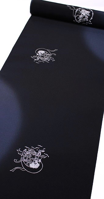 wabitasブログ » Blog Archive » 新作、風神雷神を刺繡した男モノ着尺