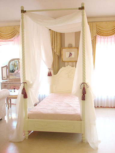 ベットの天蓋ってなんのために付いている？メリットデメリットを解説！