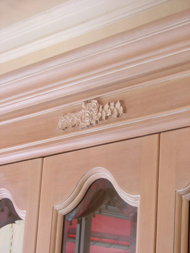 キャビネット 3枚扉 薔薇の彫刻 ピンクベージュ色｜キャビネット