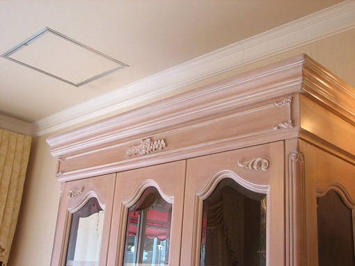 キャビネット 3枚扉 薔薇の彫刻 ピンクベージュ色｜キャビネット