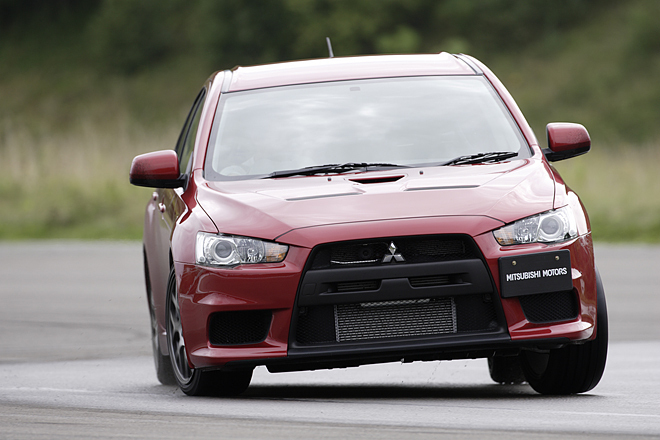 三菱ランサーエボリューションX GSR（4WD/5MT）／GSR（4WD/2ペダル6MT