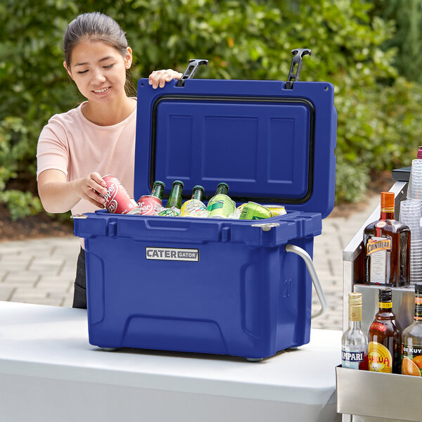 CaterGator CG20NV Navy 20 Qt. Rotomolded Outdoor Cooler / Ice Chest