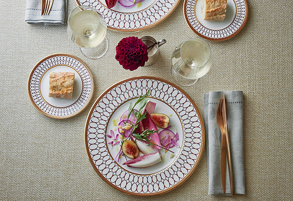 人気のルネッサンス ゴールドに、新色レッドが登場|WEDGWOOD公式