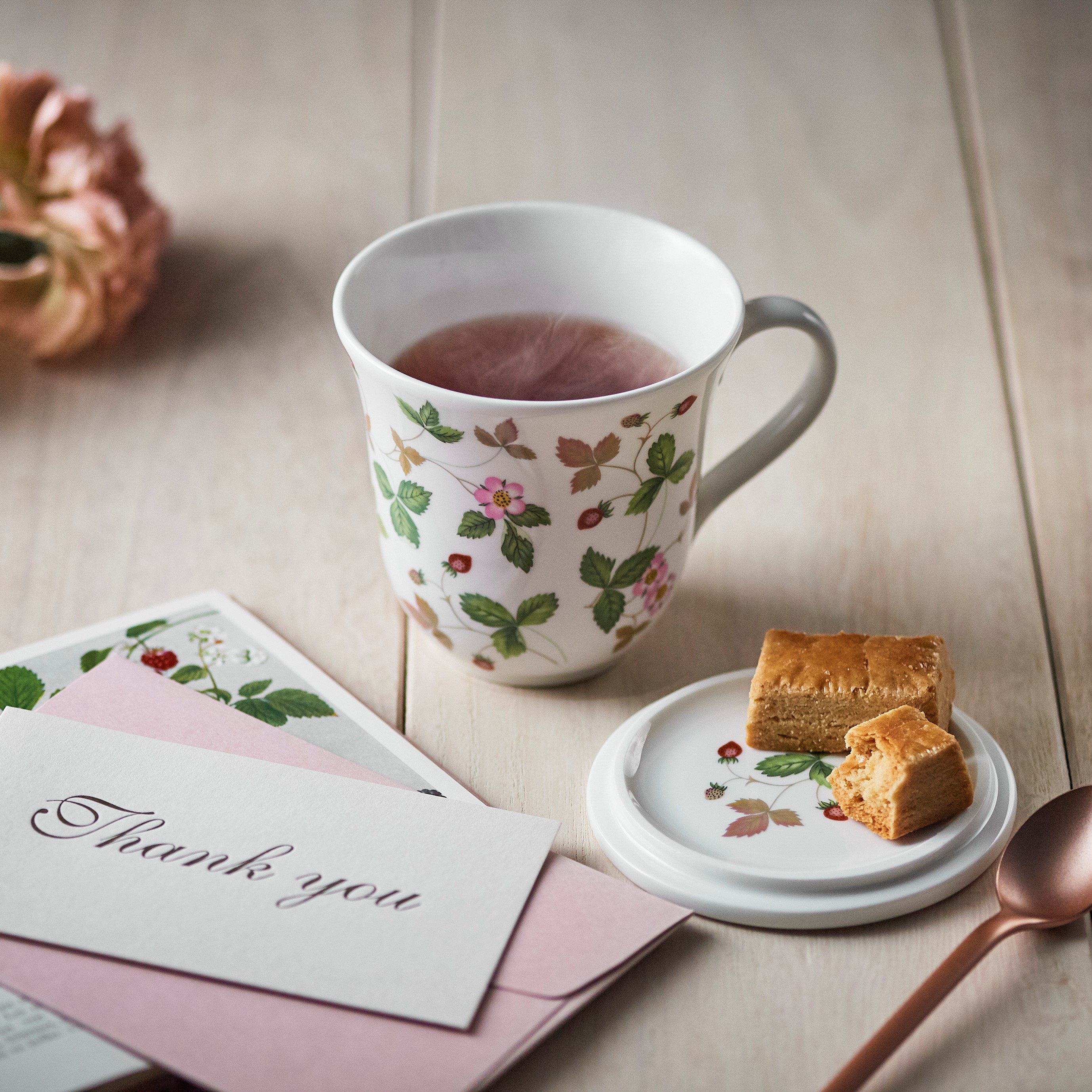 ワイルド ストロベリー カジュアル 蓋付きマグ|WEDGWOOD公式オンライン