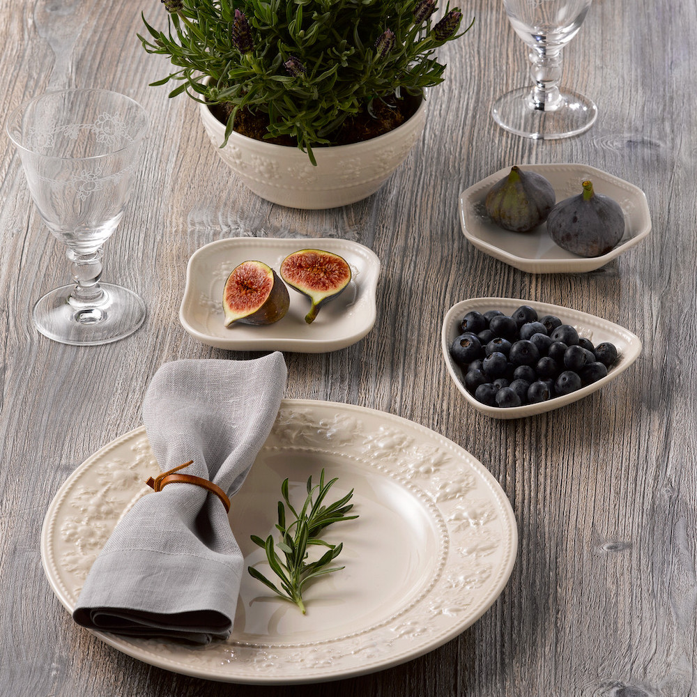 フェスティビティ アイボリー スーププレート 23cm|WEDGWOOD公式