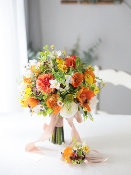 完成品ブーケ】オレンジダリアとグリーンのクラッチブーケ・ブートニア