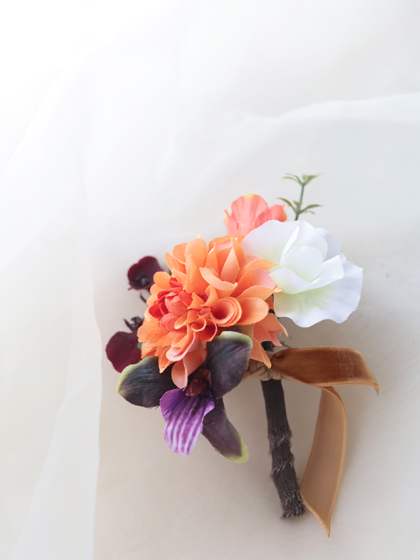 完成品ブーケ】オレンジカラーと蘭の花のクラッチブーケ・ブートニア
