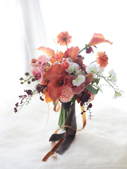 完成品ブーケ】オレンジカラーと蘭の花のクラッチブーケ・ブートニア