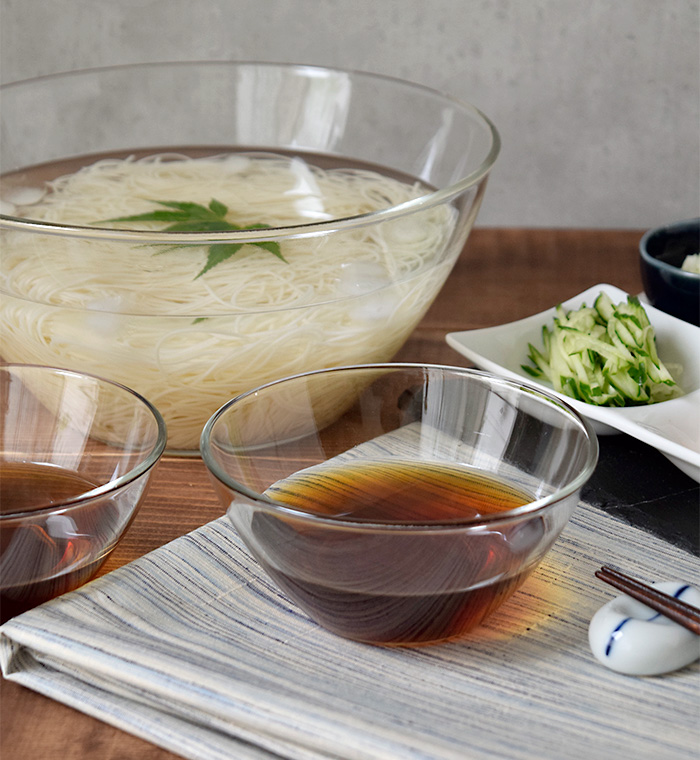 シンプルなガラスボウル。サラダボウルやデザートカップなどに使える