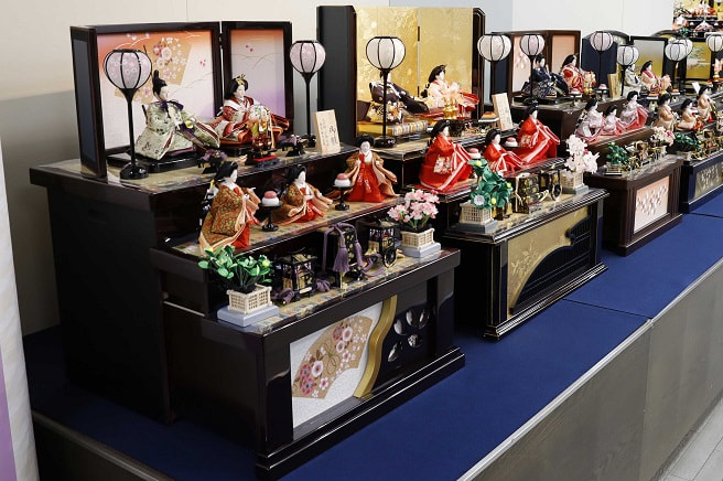 ちょうど良さが人気の「三段飾り」のお雛様は、お子さま目線が嬉しい