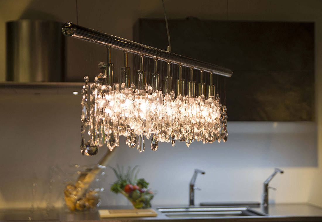 クリスタルガラスの輝きを、最大限に楽しめるシャンデリア4選