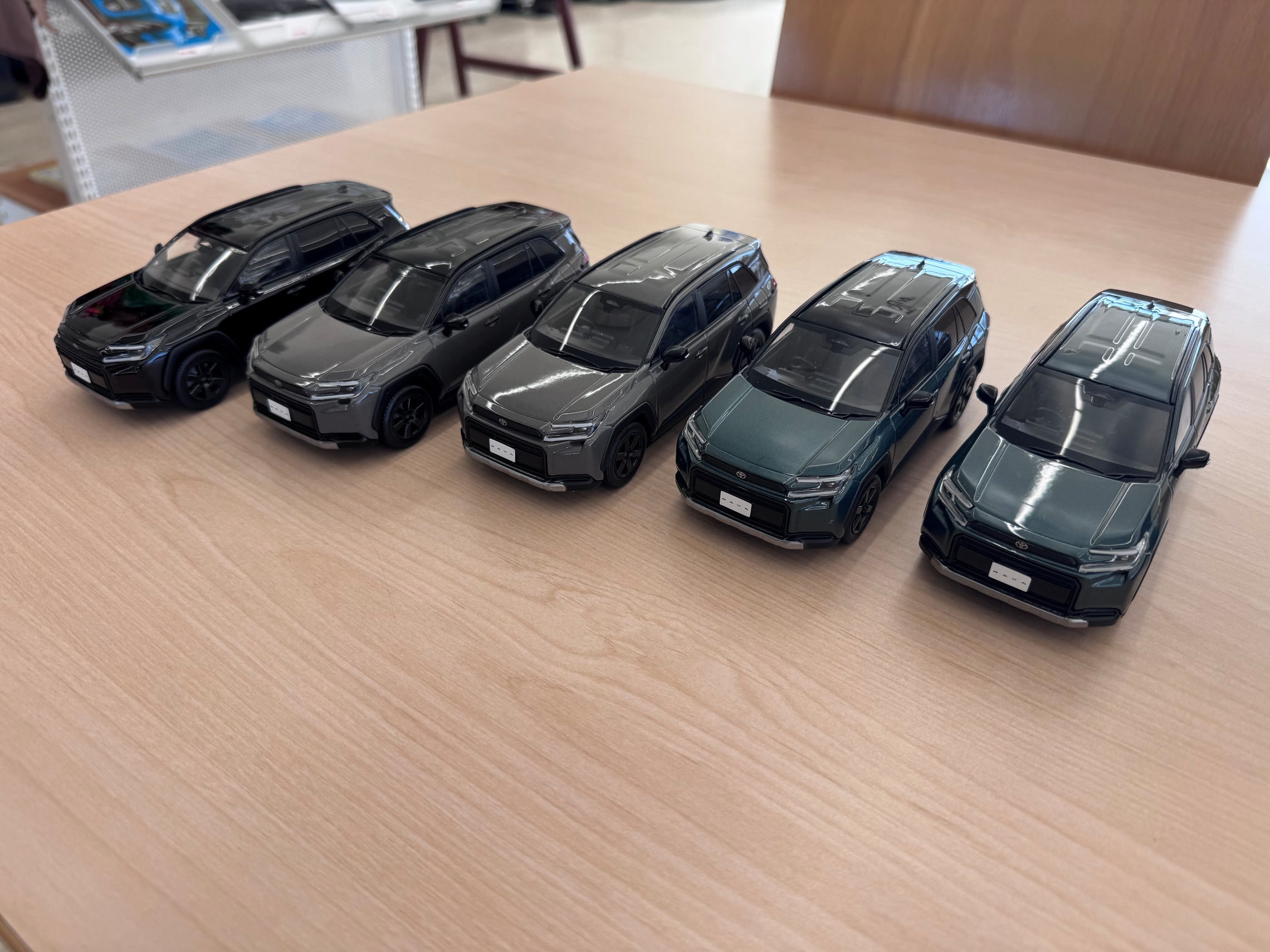 新型RAV4 全色勢ぞろい！（ミニカー）