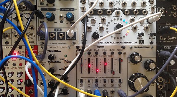 モジュラーシンセの魅力 | 東北工業大学 東北工業大学