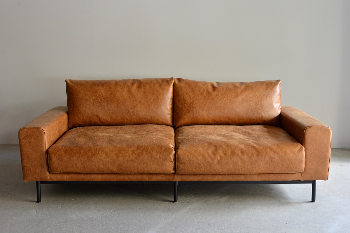 まるで本革のような高級感、くたっとした座り心地に癒される