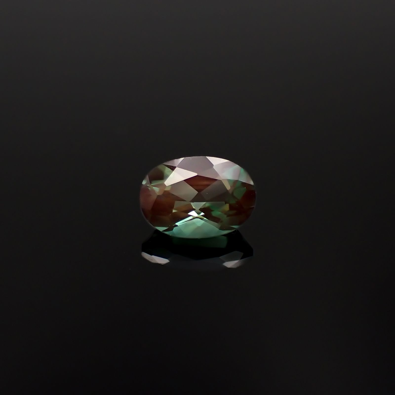 カラーチェンジアンデシン モンゴル産 0.75ct / 7x4.9mm前後