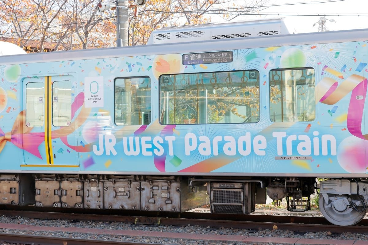 鮮やかなラッピング車両「JR WEST Parade Train」が大阪・関西万博を