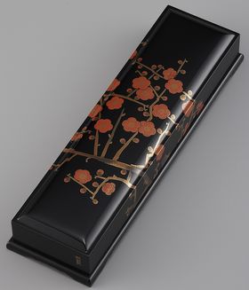 短冊箱 梅蒔絵は、鮮やかな色合いの梅が咲く、美しい短冊箱 | 輪島塗の