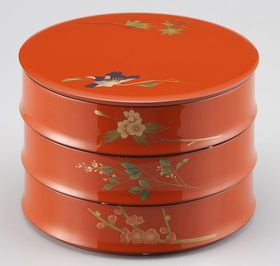 丸三段重・四季草花蒔絵 825,000円（税込） | 輪島塗の塗師屋 輪島漆器