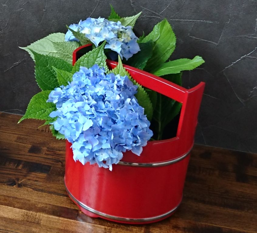 手桶型水指 朱塗り銀タガは、漆の朱に特製の銀金具が美しい水指