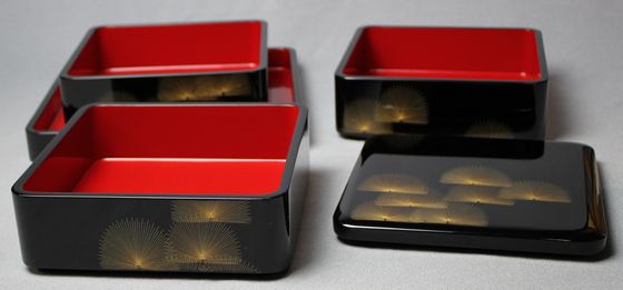 三段重箱 寿松沈金（平台付） 429,000円（税込） | 輪島塗の塗師屋
