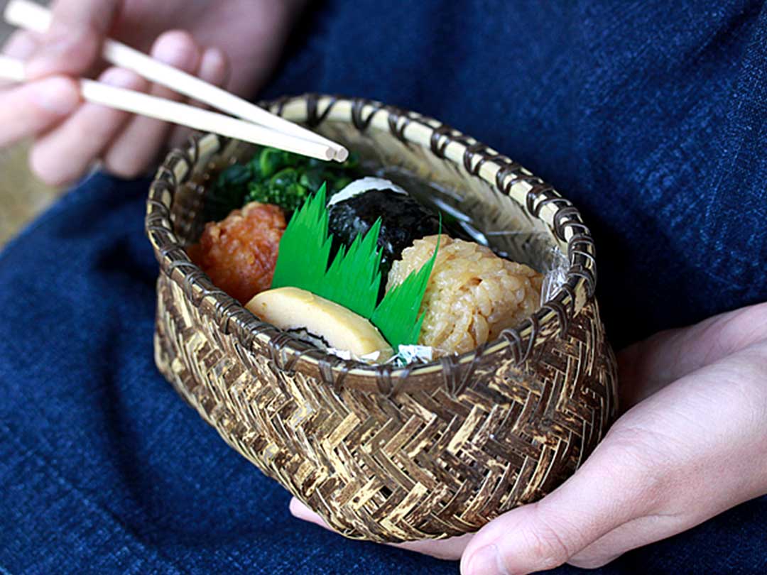 虎竹おにぎり弁当箱に試作の内蓋 - 竹虎四代目がゆく！