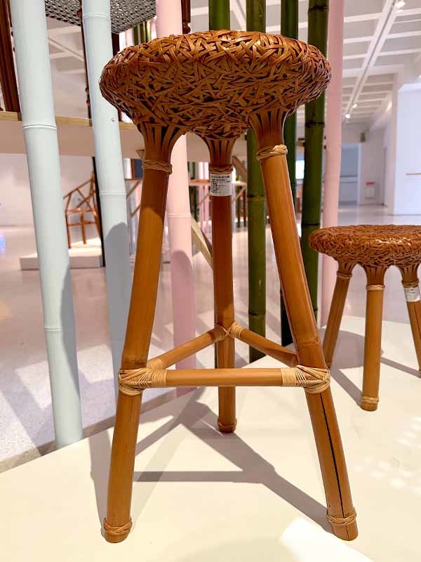 もうひとつの経年変色、竹やたら編みハイスツール - 竹虎四代目がゆく！
