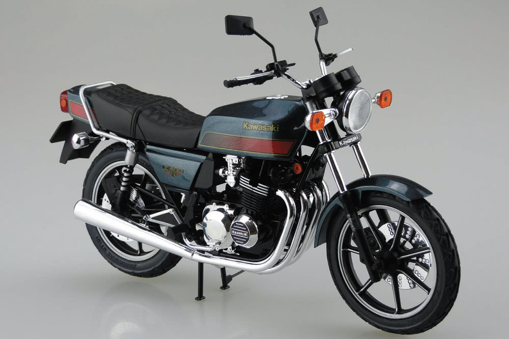 AOSHIMA 1/12スケールに『カワサキ Z400FX E4』と『ヤマハ Vmax