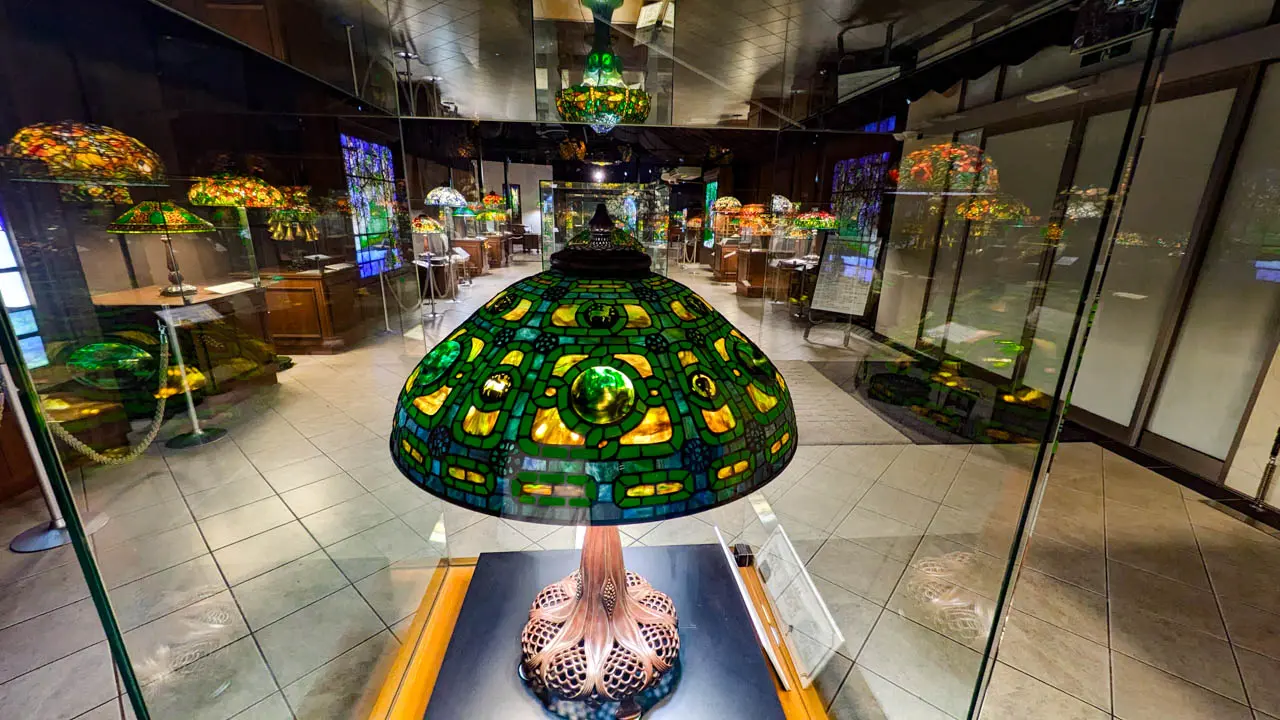 伊豆高原で芸術を堪能する旅を！華やかなティファニーランプと花の楽園