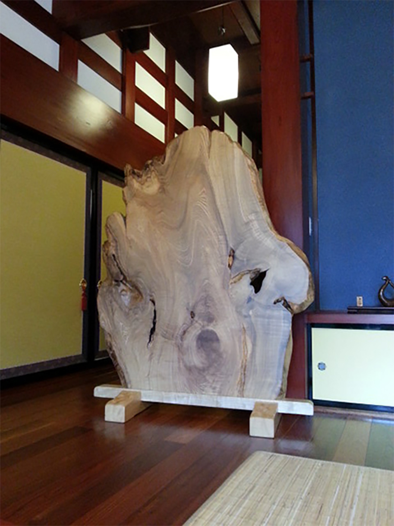 栓の一枚板の衝立』 | 天然木家具 納入実例紹介 | 天然木の一枚板