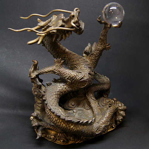 風水龍 玉を掲げる龍 銅製（真鍮) 天然水晶玉付 - 横浜中華街天宝堂本店